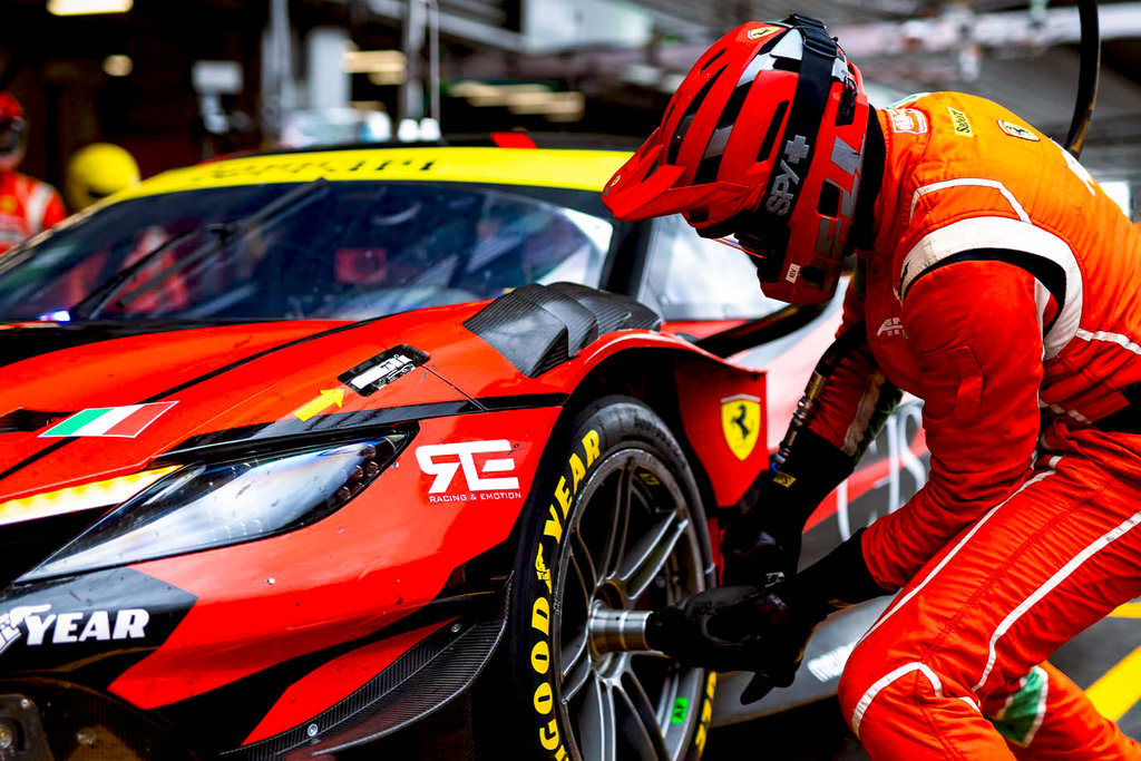Conrad Laursen sigter efter trofæet på Silverstone
(Foto: AF Corse)